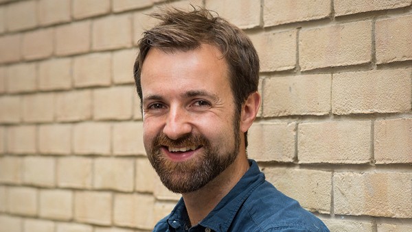 Tiến sĩ Kit Yates, giảng viên Toán ở trường đại học mà cũng gặp khó khăn khi giúp con gái lớp 3 làm bài tập. Ảnh: Bath.