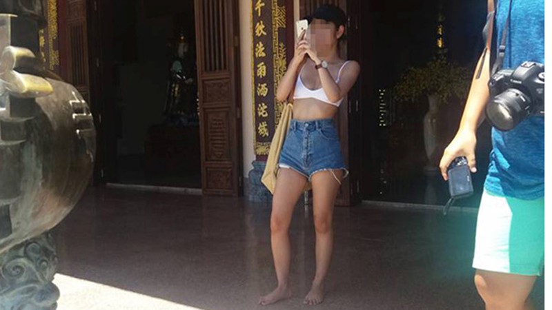 Cô gái Trung Quốc nổi như cồn vì hớ hênh khoe áo ngực nơi công cộng - 4