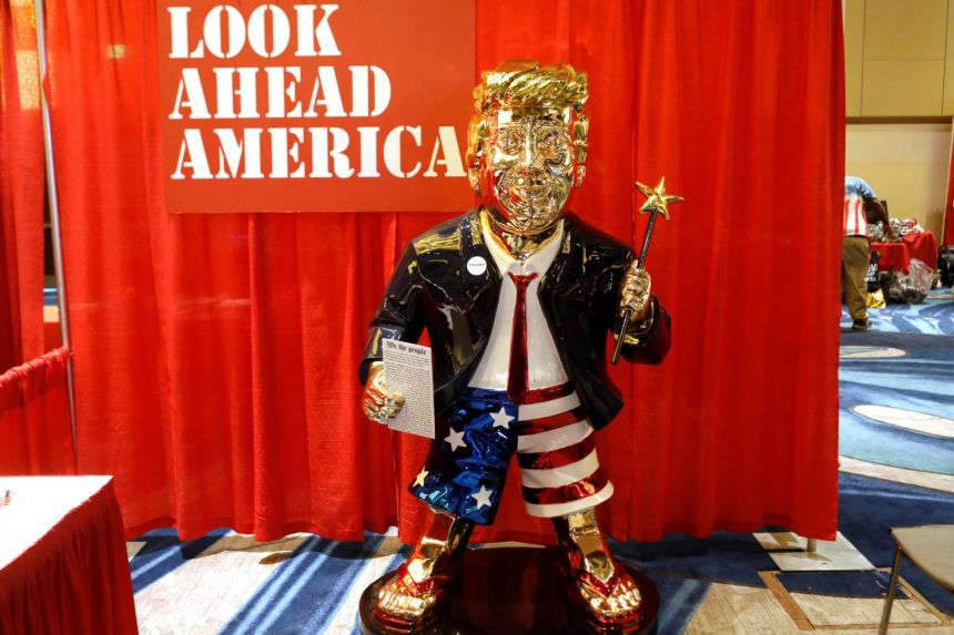 Bức tượng ông Trump mạ vàng rất bắt mắt (ảnh: CNN)