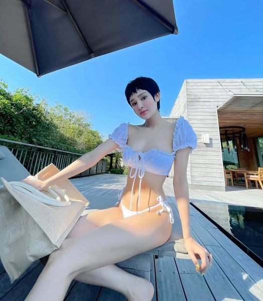 "Mặc đồ bơi chụp hình chơi chơi" - Hiền Hồ viết caption cho bức hình bikini nóng bỏng dịp đầu năm