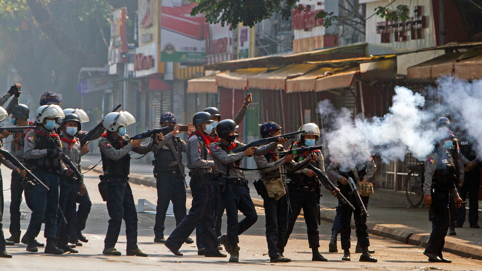 Cảnh sát Myanmar bắn đạn hơi cay trấn áp biểu tình hôm 28.2.