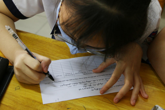 Học sinh điền tờ khai y tế