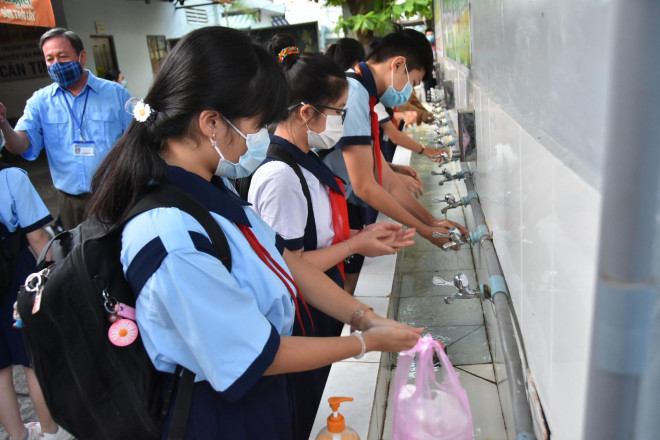 Nhà trường bố trí nhiều bồn rửa tay bên ngoài lớp học để học sinh rửa bằng xà phòng sát khuẩn
