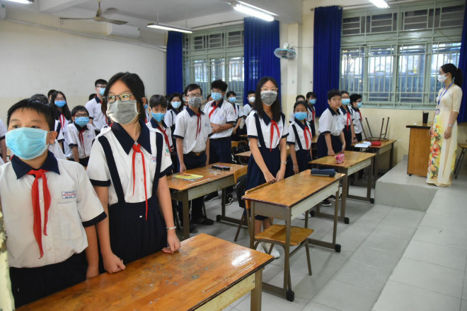 Sáng nay học sinh chào cờ theo từng lớp thay vì tập trung như thường lệ