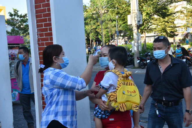 Phụ huynh cũng được cô giáo đo thân nhiệt