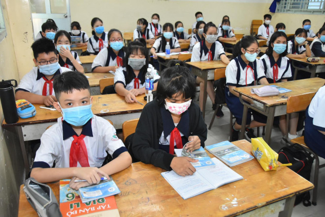 Sau khi sinh hoạt với giáo viên chủ nhiệm, học sinh đã chuẩn bị sách vở để bắt đầu học bài mới