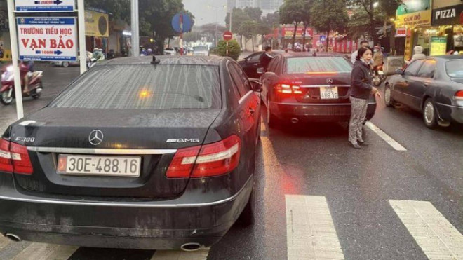 Hai chủ xe Mercedes trùng biển ở Hà Nội bị công an mời lên làm việc - 1