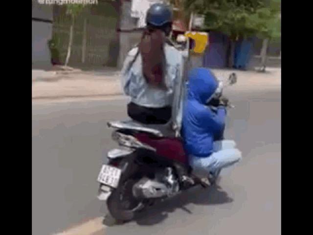 Media - Cô gái vừa lái xe vừa "đi đường quyền" khiến dân mạng hoảng hốt