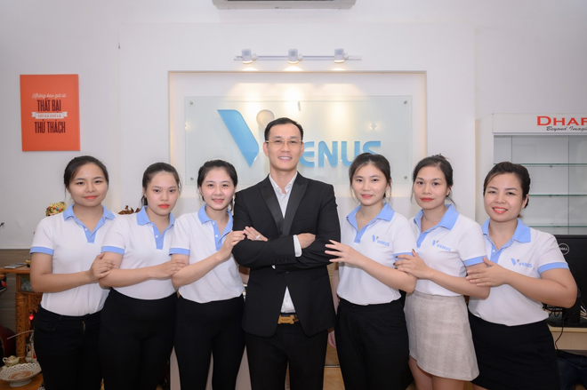 Ông Lê Minh Khoa - Giám đốc Công ty cùng các CBNV của thương hiệu Venus