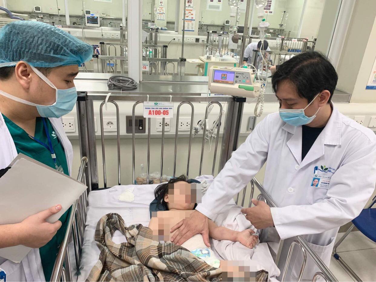 Bé gái bị rơi từ tầng 12 của chung cư ở Hà Nội đang điều trị tại bệnh viện.&nbsp;