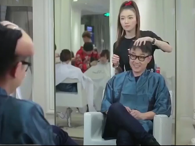 Video Clip Cười - Anh chàng nhờ gái xinh nhổ tóc bạc và hậu quả bất ngờ