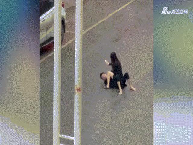 Video clip chuyện lạ - Video: Ngỡ ngàng khoảnh khắc chàng trai bị bạn gái “đè” ra giữa đường, vả bôm bốp vào mặt