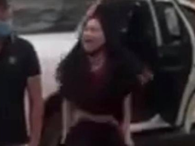 Tin tức trong ngày - Người phụ nữ đi xe ôtô bất ngờ cởi đồ, chửi bới trước cổng đền Cuông