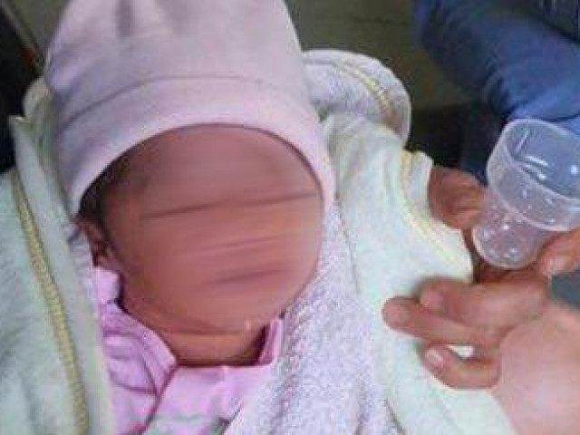 Tin tức trong ngày - Mẹ gửi con còn dây rốn ở tiệm tạp hóa rồi đi mất