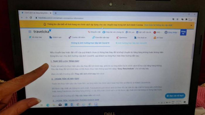Hành khách tìm hiểu chính sách thay đổi lịch bay trên một trang web đặt vé máy bay (ảnh: Đức Minh)