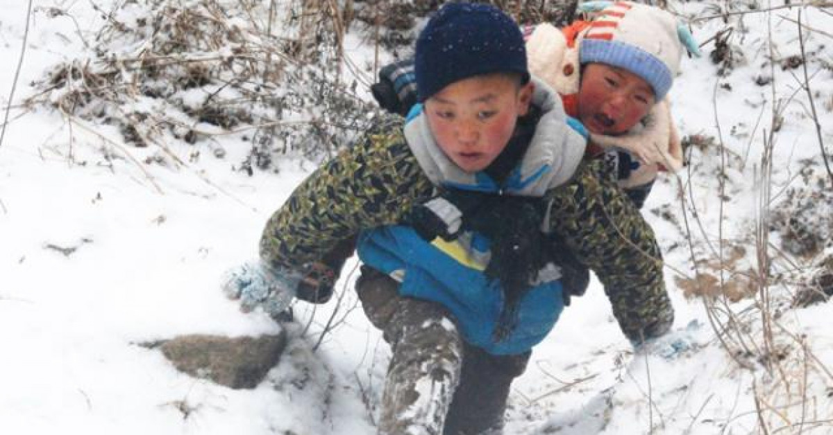 Bạn trẻ - Cuộc sống - Cậu bé 9 tuổi cõng em trai xuống núi dưới cái rét -11 độ sau 3 năm giờ ra sao?