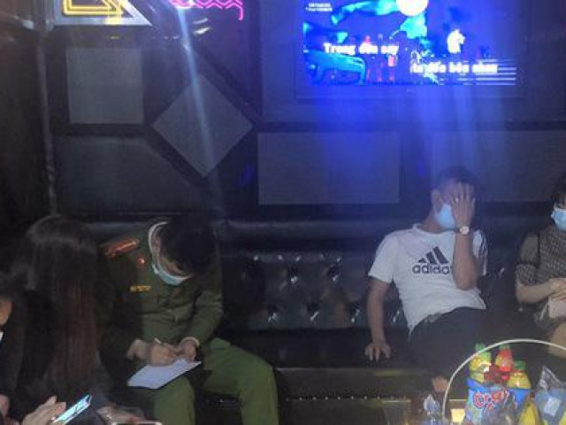 Pháp luật - Cho khách hát karaoke bất chấp quy định, bị phạt 25 triệu đồng