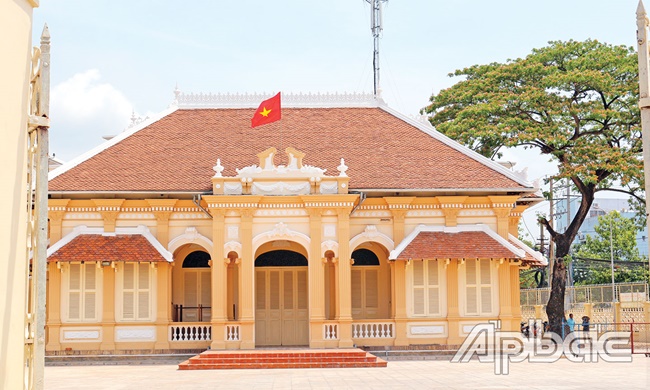 Tường dày 20 cm, bó nền bằng gạch thẻ, ốp đá da quy, nền lót gạch bông.  Khi ông Đốc phủ Lê Công Sủng sang Pháp dự hội chợ, Bạch Công Tử được đi cùng. Cha muốn ông du học để tiếp thu văn minh, kiến thức thành tài. Tuy nhiên, tại Paris, Bạch Công Tử ăn chơi, tiêu tiền tại các địa điểm xa hoa.
