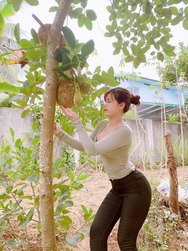 Dễ thấy, người đẹp thường chọn diện những thiết kế tôn dáng với kiểu trang phục bó sát.
