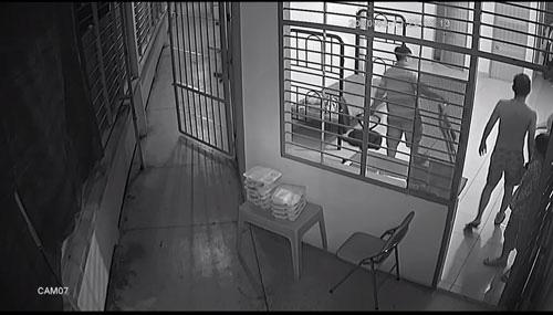 Hình ảnh học viên bị nhóm người được cho là cán bộ đánh. (Ảnh cắt từ clip)