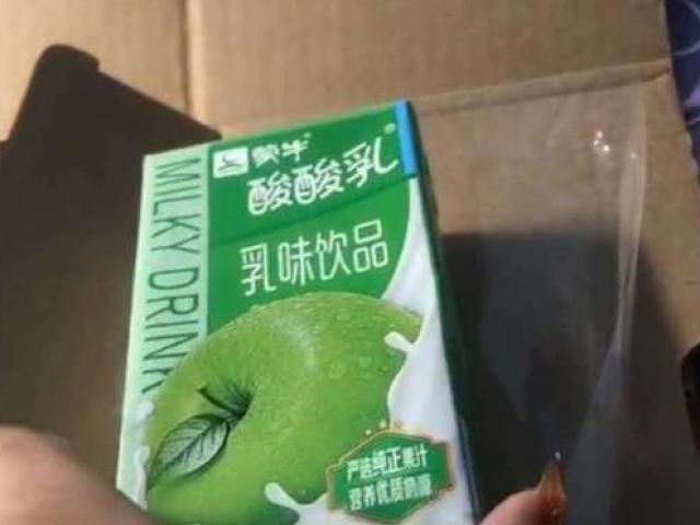 Thị trường - Tiêu dùng - Chi 39 triệu mua iPhone, khách sốc khi nhận được... hộp sữa chua