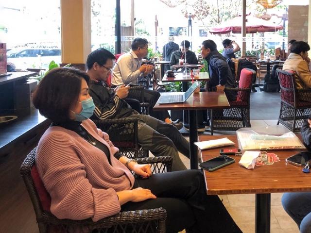 Thị trường - Tiêu dùng - Hàng quán ở Hà Nội mở cửa trở lại, quán cà phê đông như “trẩy hội”