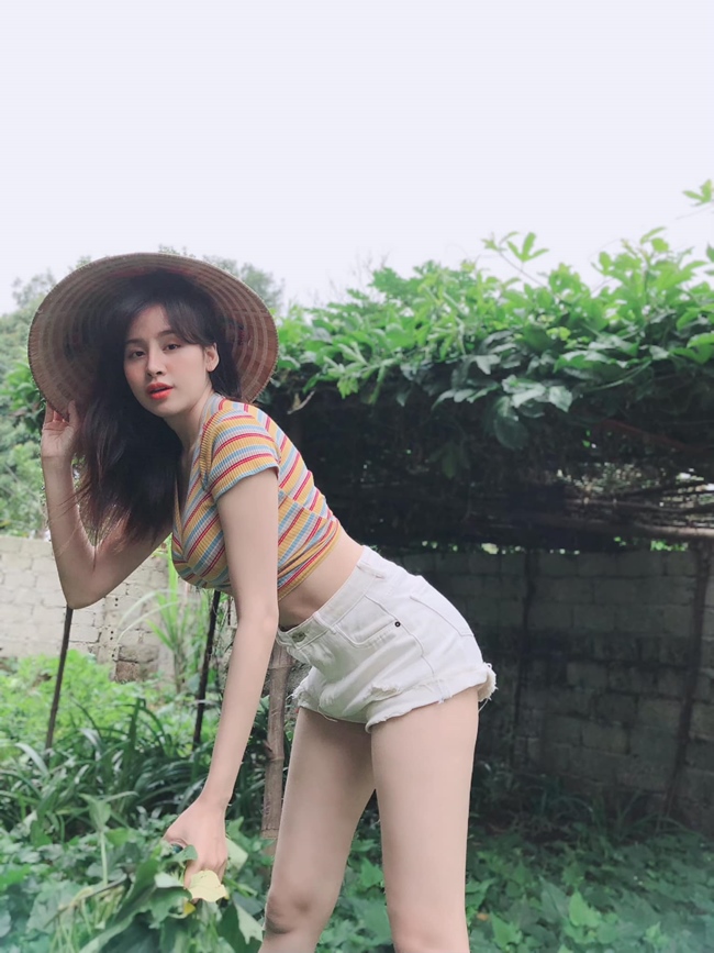 Bức hình mặc áo croptop cùng quần hot pants ra vườn hái rau của bà Tưng cũng gây xôn xao mạng xã hội.

