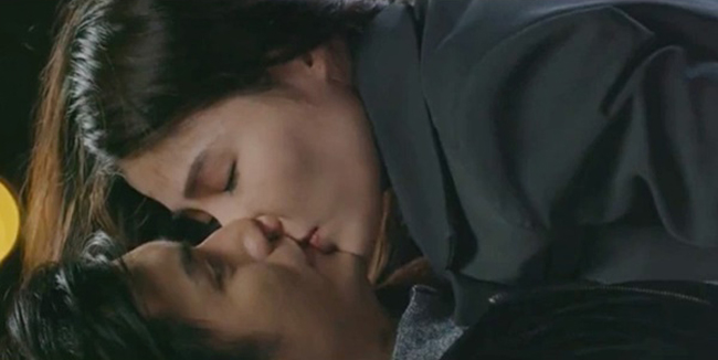 Cảnh hôn của Diễm My và Nhan Phúc Vinh trong phim truyền hình "Tình yêu và tham vọng" phải kéo dài 8 tiếng trong hậu trường.
