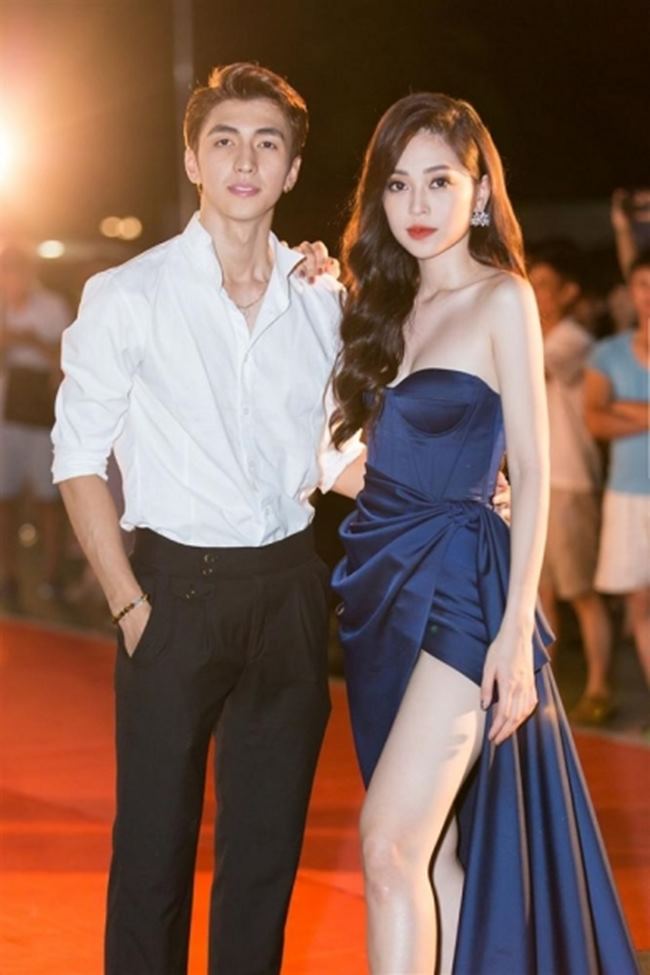 Bên cạnh đó, chuyện tình cảm của cô và diễn viên Bình An vẫn luôn là một đề tài thu hút giới truyền thông khi cặp đôi mang đến những hình ảnh tích cực về một câu chuyện tình đẹp.
