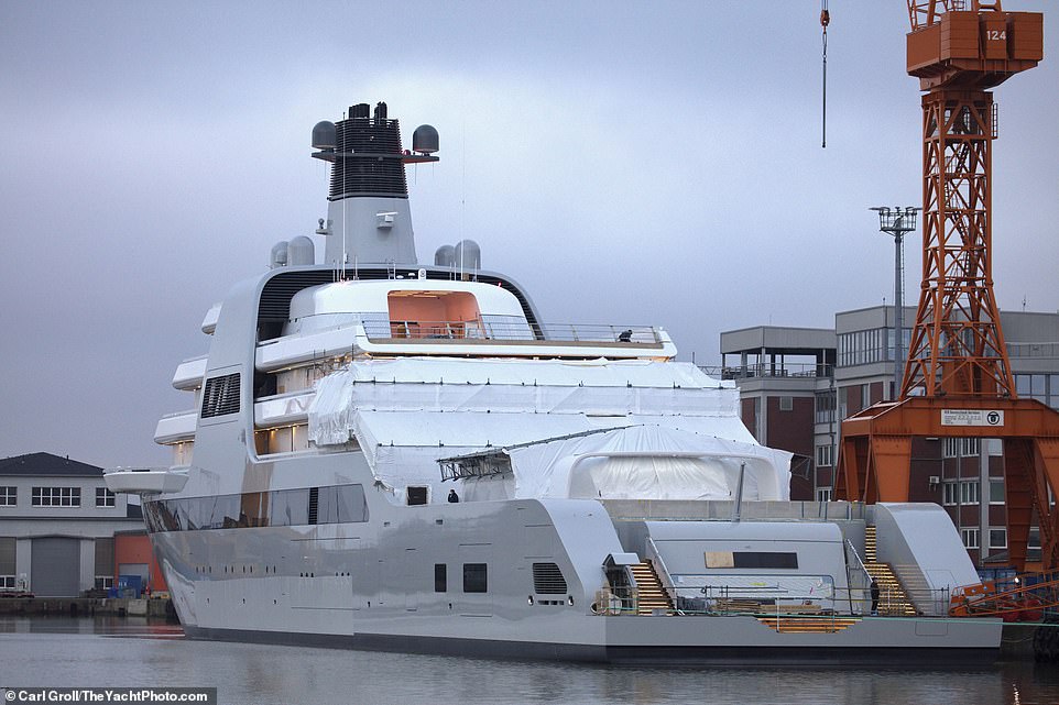 Siêu du thuyền Solaris của tỷ phú Abramovich gần đây đã được hạ thủy.