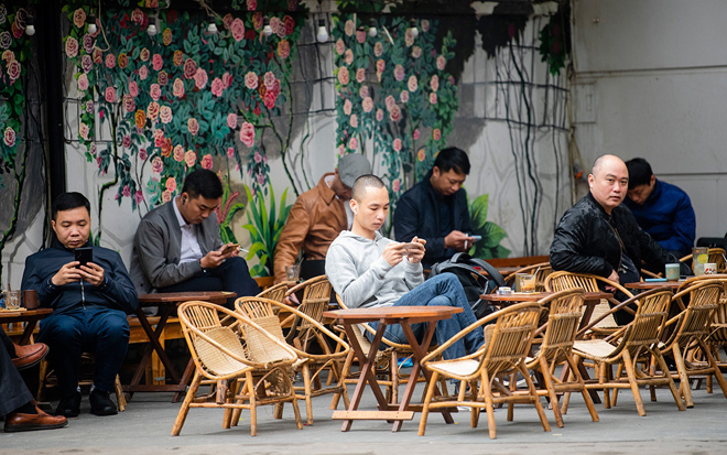 Chiều 1/3, tại cuộc họp Ban chỉ đạo phòng, chống dịch COVID-19 Hà Nội, Phó Chủ tịch UBND TP.Hà Nội Chử Xuân Dũng cho biết, kể từ 0h ngày 2/3, các nhà hàng kinh doanh ăn uống phục vụ trong nhà (trong đó có cà phê) cho phép mở cửa trở lại với điều kiện phải đảm bảo giãn cách 1m giữa khách và có tấm chắn.