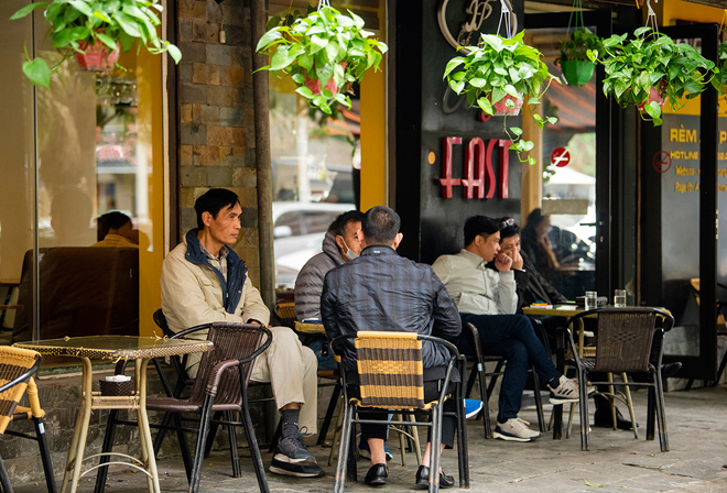 Hà Nội: Quán cà phê đông đúc trở lại sau nửa tháng đóng cửa chống dịch - 8