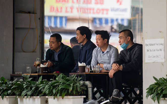 Hà Nội: Quán cà phê đông đúc trở lại sau nửa tháng đóng cửa chống dịch - 9