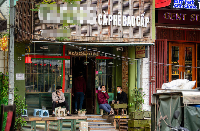 Dọc các phố Nguyên Hồng, Hoàng Cầu, Trần Huy Liệu... quán cà phê nào cũng tấp nập trong buổi sáng đầu tiên mở cửa trở lại sau nửa tháng đóng cửa chống dịch.