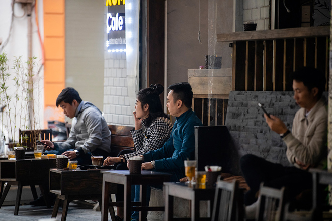 Nhiều người thích thú khi các quán cà phê được hoạt động trở lại, vì cà phê mỗi sáng đã trở thành một thứ gì đó khá thân thuộc và không thể thiếu được.