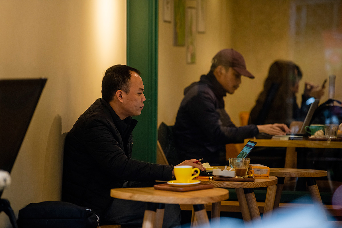 Đa số mọi người đến quán cà phê đều chủ động giữ khoảng cách an toàn để cùng nhau đảm bảo phòng dịch COVID-19.