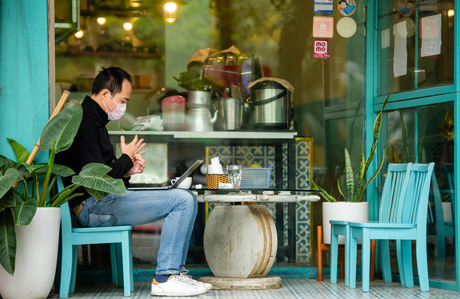 Chính quyền TP Hà Nội khuyến khích người dân mua mang về để đảm bảo an toàn trong thời điểm dịch bệnh như hiện nay.