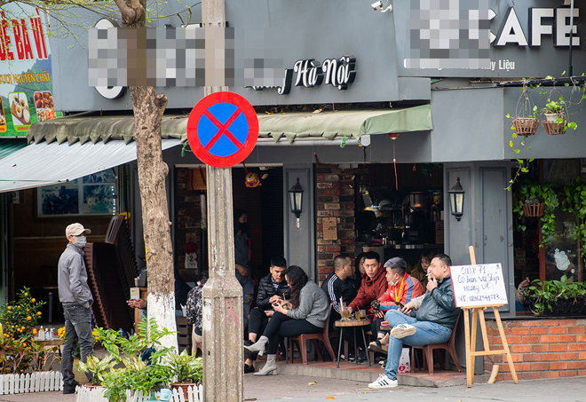 Hà Nội: Quán cà phê đông đúc trở lại sau nửa tháng đóng cửa chống dịch - 2