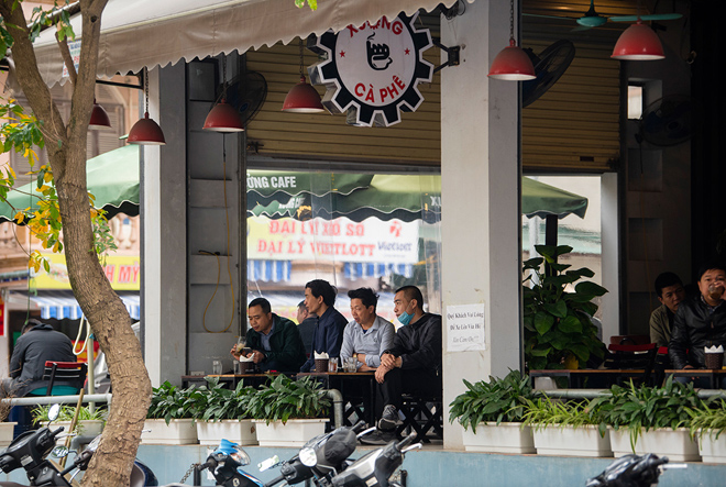 Sau khi được phép mở cửa, hàng loạt quán cà phê trên địa bàn TP Hà Nội đã hoạt động trở lại trong sáng sớm 2/3.