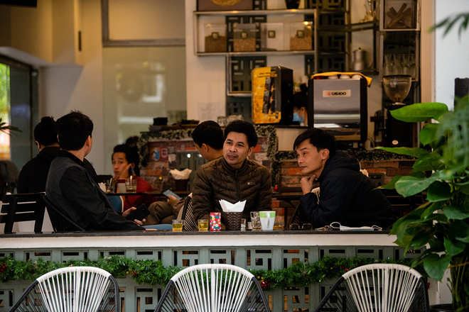 Ghi nhận của PV vào sáng 2/3, hàng loạt quán cà phê trên địa bàn TP Hà Nội đã mở cửa trở lại sau thời gian tạm dừng hoạt động để phòng dịch COVID-19.