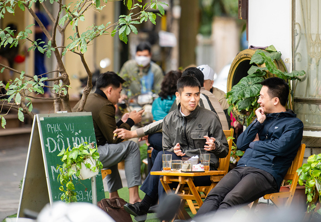 Lượng khách tại các quán cà phê khá đông sau một thời gian đóng cửa để chống dịch.