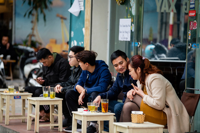 Con phố cà phê khu vực Chùa Láng, Đống Đa cũng đã đồng loạt mở cửa trở lại và khá đông khách.