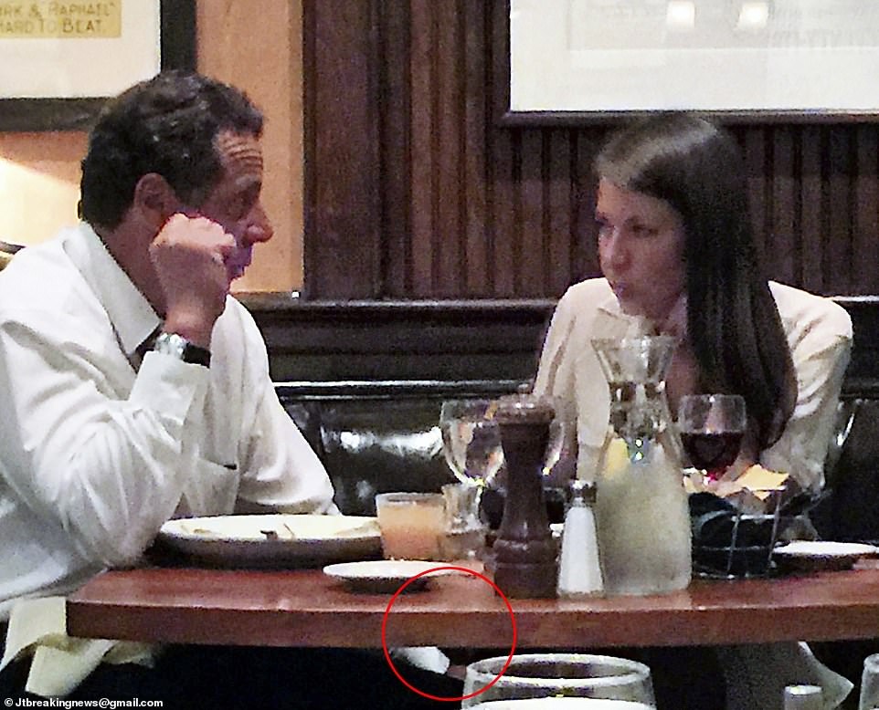 Thống đốc New York ngồi ăn tối thân mật với nữ trợ lý vào năm 2016.