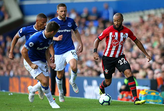 Everton (áo xanh) và Southampton chơi đầy nỗ lực