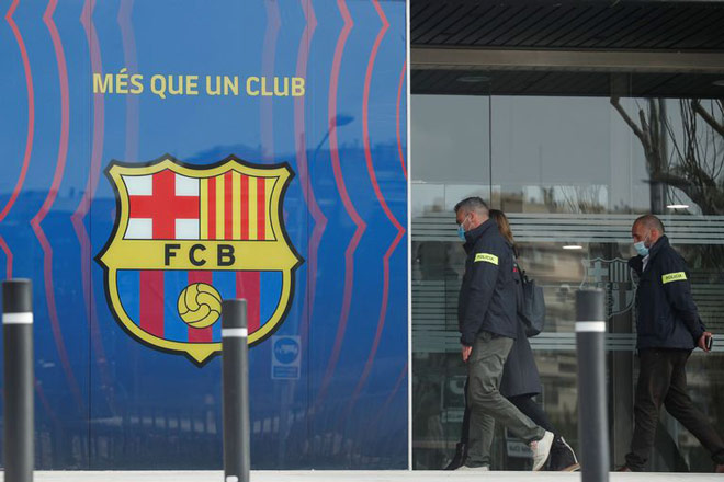 Cảnh sát tới trụ sở Barcelona để bắt giữ Bartomeu