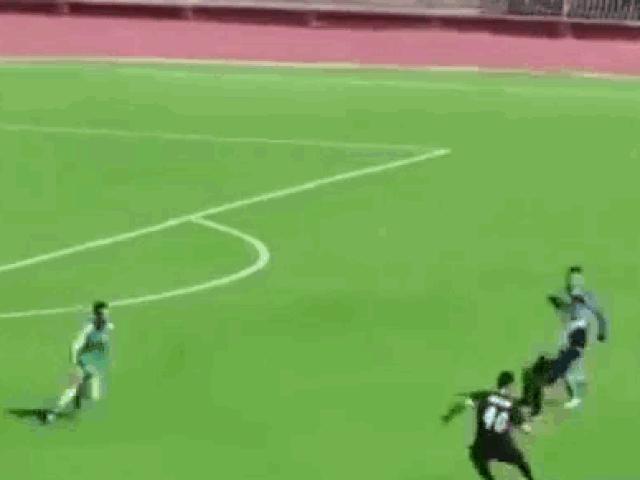 Media - Cậu bé nhặt bóng bất ngờ chạy vào sân cứu thua cho đội nhà