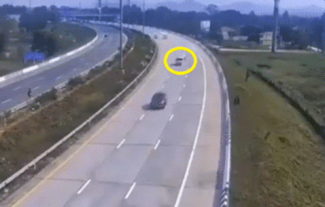 Video: Ô tô nổ lốp lao dải phân cách, làm 4 người văng ra khỏi xe - 1