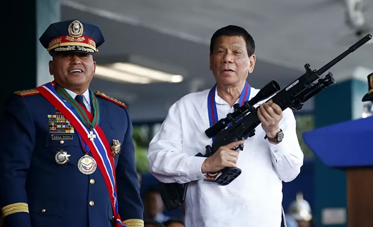 Tổng thống Philippines, Rodrigo Duterte (áo trắng). Ảnh: AP