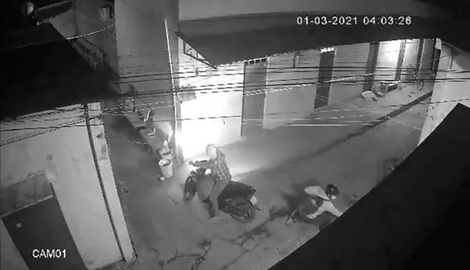 Hai nam thanh niên điều khiển xe máy trộm chó ở Củ Chi. Ảnh chụp lại từ clip