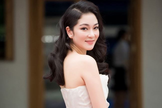 

Nguyễn Thị Huyền nổi tiếng là Hoa hậu tài sắc vẹn toàn và rất được lòng dư luận. Sau gần 2 thập kỷ đăng quang, cô vẫn được công chúng ưu ái dành cho danh xưng 'Hoa hậu của các hoa hậu'.
